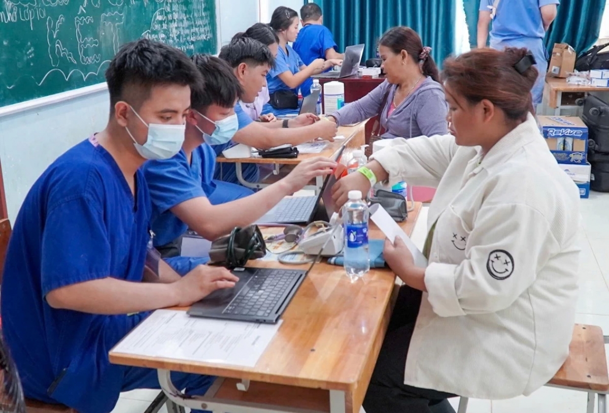 Người dân miền núi thành phố Đà Nẵng khám bệnh bằng bảo hiểm y tế.