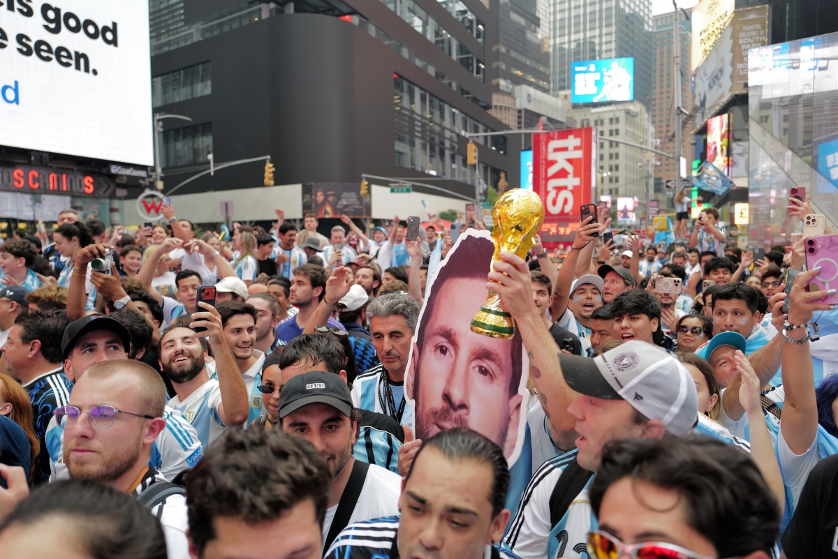 Mô hình chân dung Lionel Messi cùng cúp vàng World Cup trở thành tâm điểm giữa biển người hâm mộ Argentina tại Times Square.