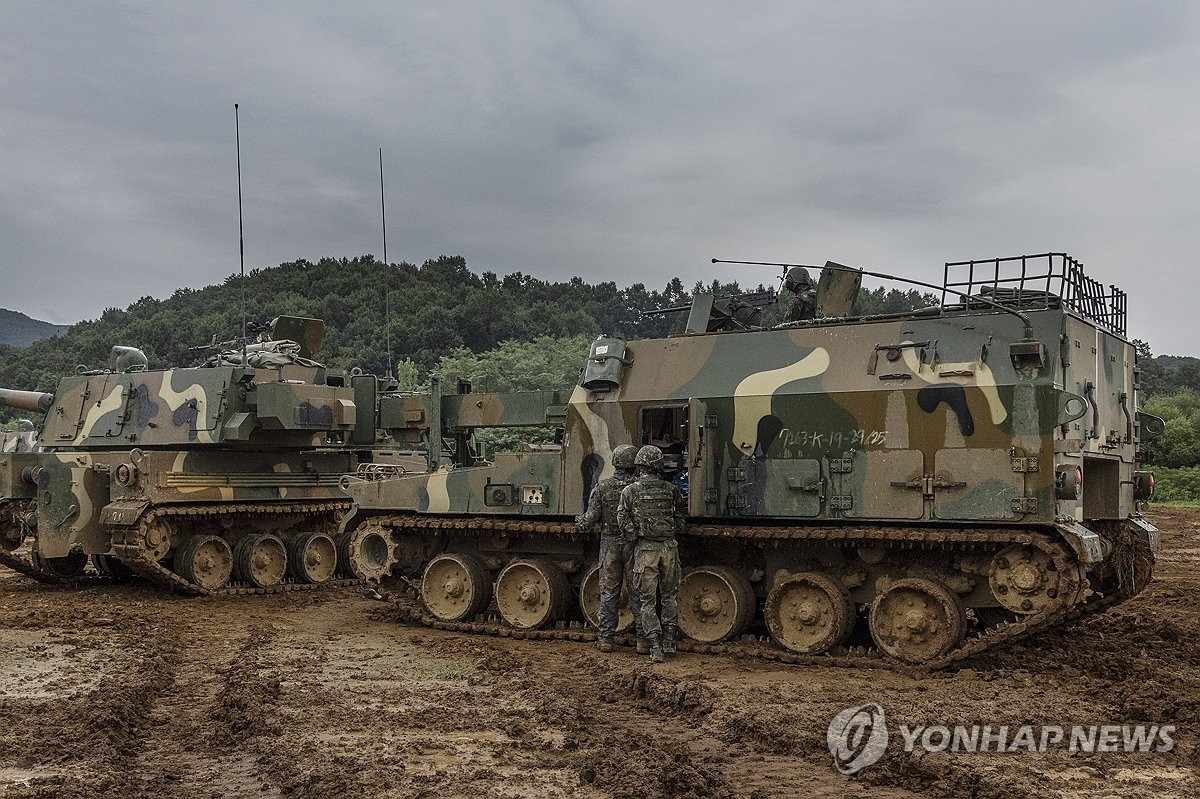 Một cuộc huấn luyện tiếp đạn cho pháo tự hành K9 của quân đội Hàn Quốc. Ảnh Yonhap