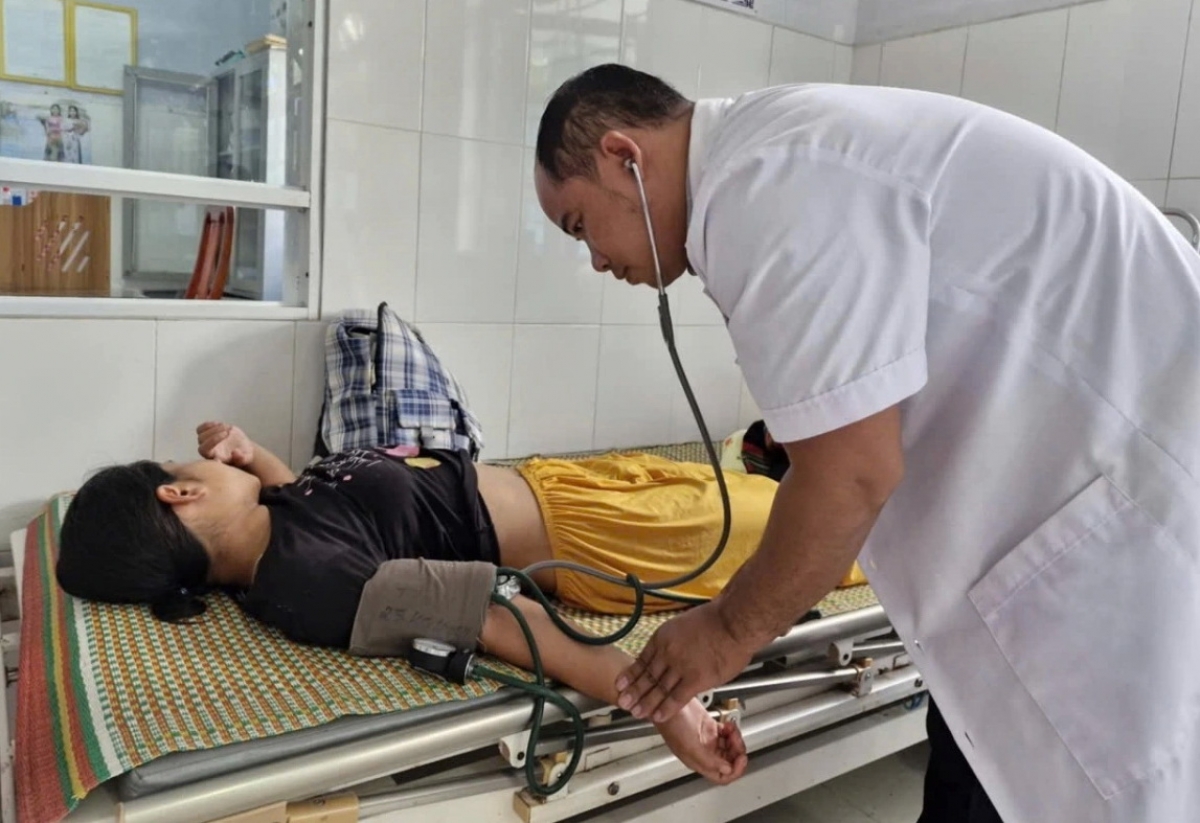 Khám bệnh và phát thuốc miễn phí cho đồng bào miền núi TP Đà Nẵng.