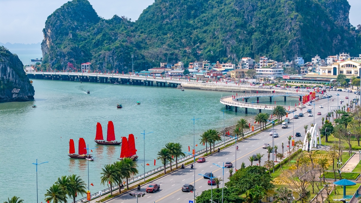 Quảng Ninh cũng đang hoàn thiện những khâu cuối cùng trong lộ trình tiến tới trở thành thành phố