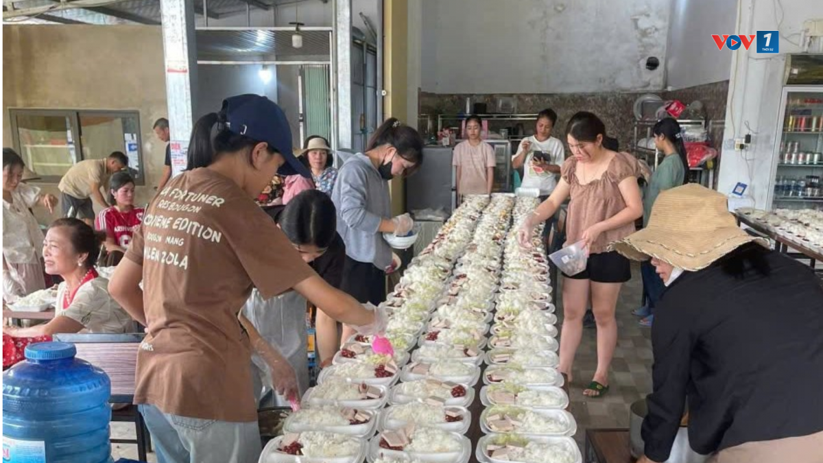 Các lực lượng tại chỗ hiện vẫn đang hỗ trợ sinh hoạt hàng ngày cho người dân vùng lũ
