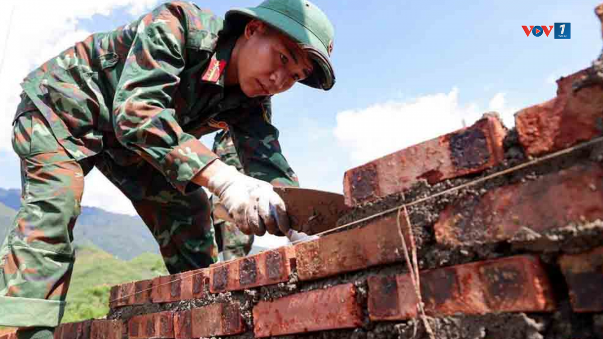 Hàng trăm lính thợ đang nỗ lực ngày đêm, quyết tâm sớm hoàn thành khu tái định cư để người dân đến ở