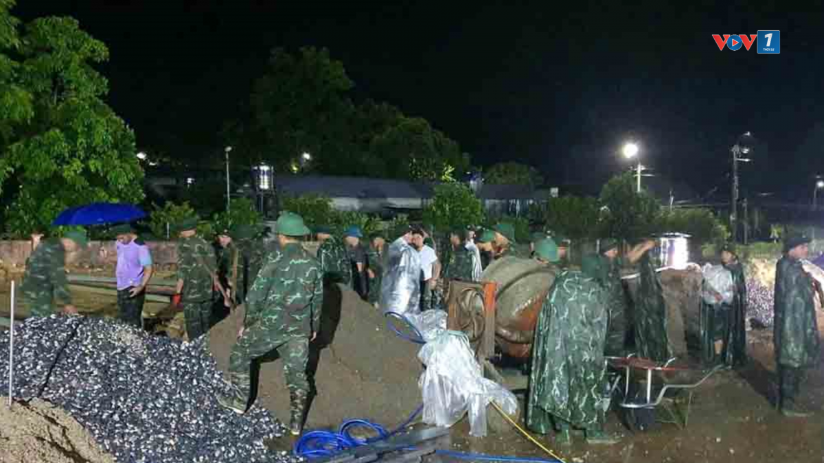Các lực lượng đang khẩn trương thi công, phấn đấu bàn giao nhà cho người dân trước ngày 15/8 tới