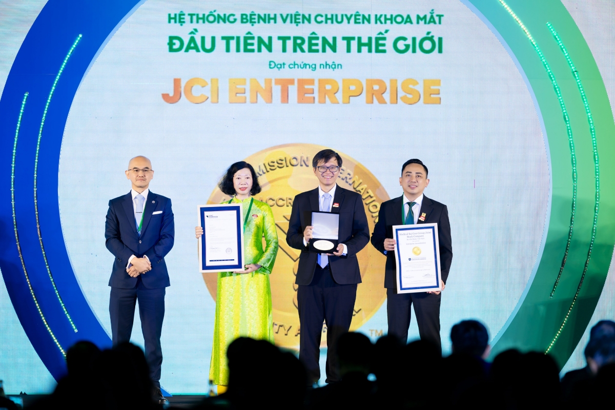 Đại diện tổ chức JCI trao chứng nhận JCI Enterprise cho Ban lãnh đạo Tập đoàn Y khoa Sài Gòn