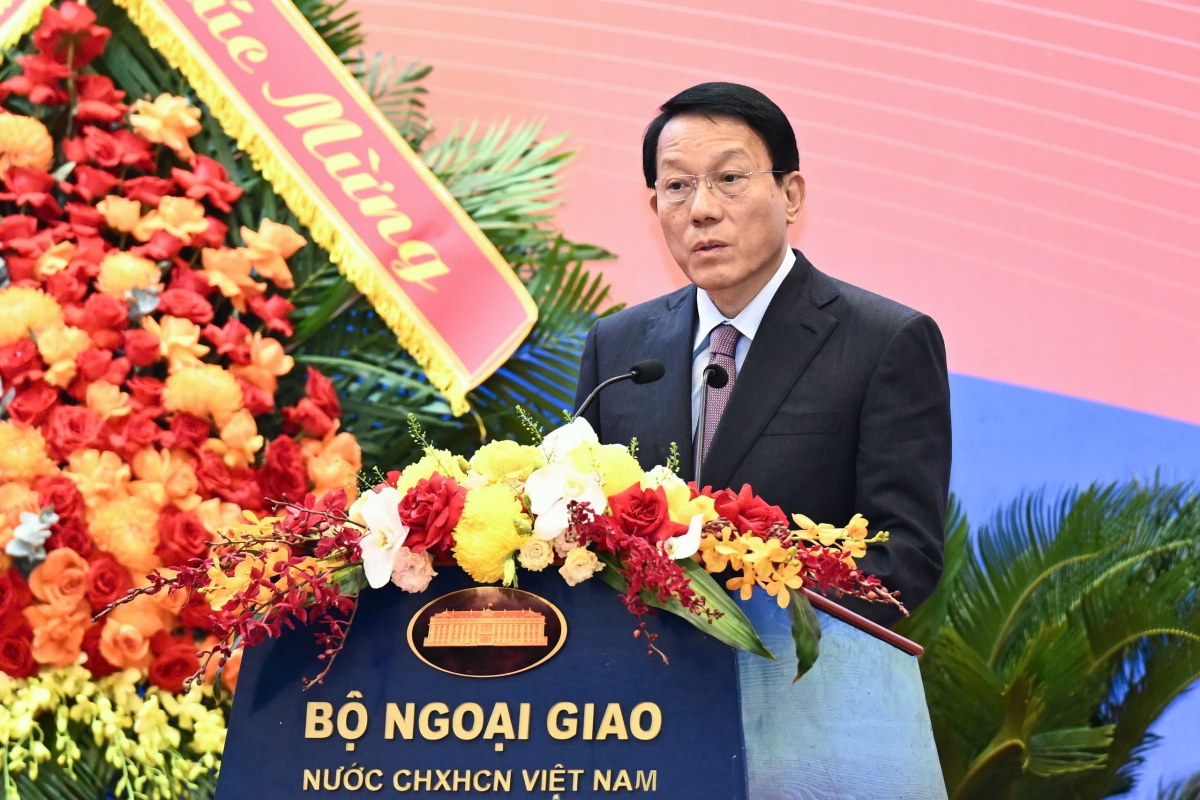 Các đại biểu phát biểu tham luận tại hội nghị