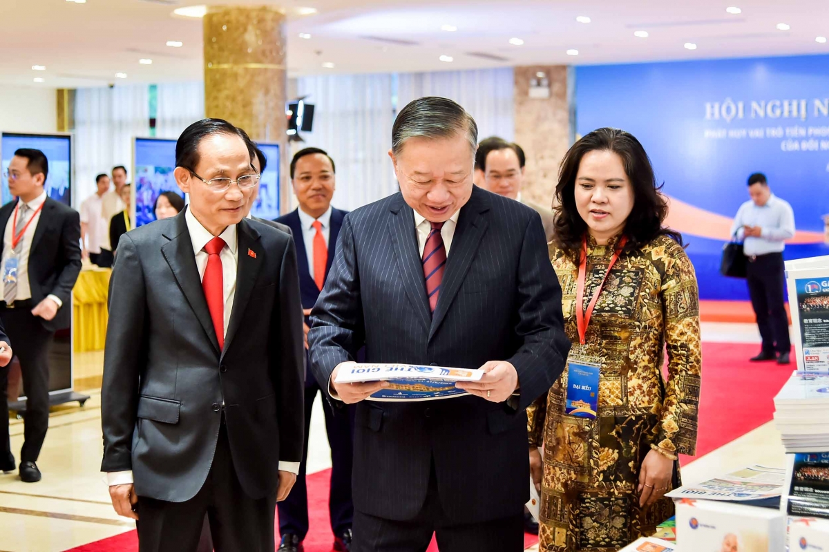 Tổng Bí thư, Chủ tịch nước Tô Lâm thăm quan khu trưng bày của ngành Ngoại giao