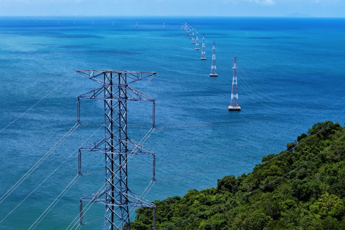 Các dự án vừa hoàn thành tại Phú Quốc, đặc biệt là Trạm biến áp 220kV được xem là những công trình huyết mạch trong việc chuyển đổi cấp điện áp vận hành của đường dây Kiên Bình - Phú Quốc từ 110kV lên 220kV, qua đó nâng năng lực cấp nguồn lên 500 MVA. 