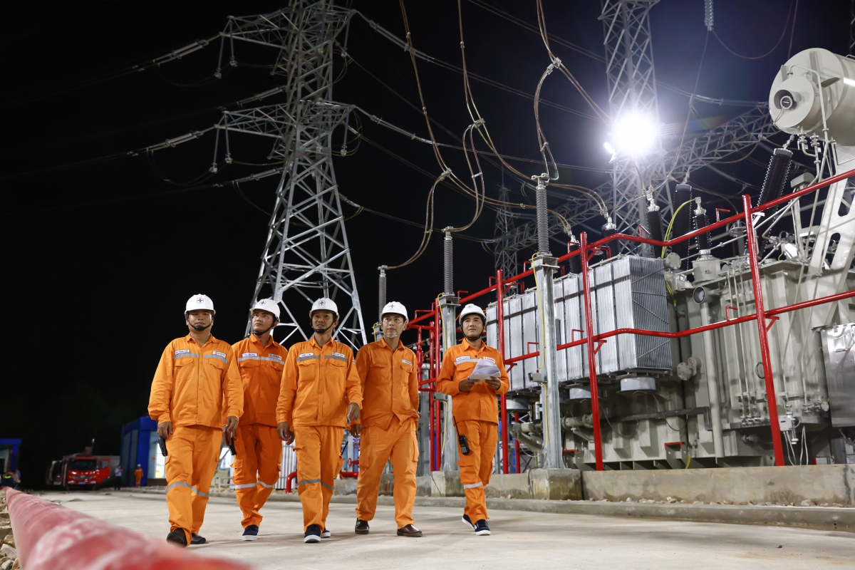 CBCNV Công ty Điện lực An Giang kiểm tra vận hành Trạm biến áp 220kV sau khi đóng điện