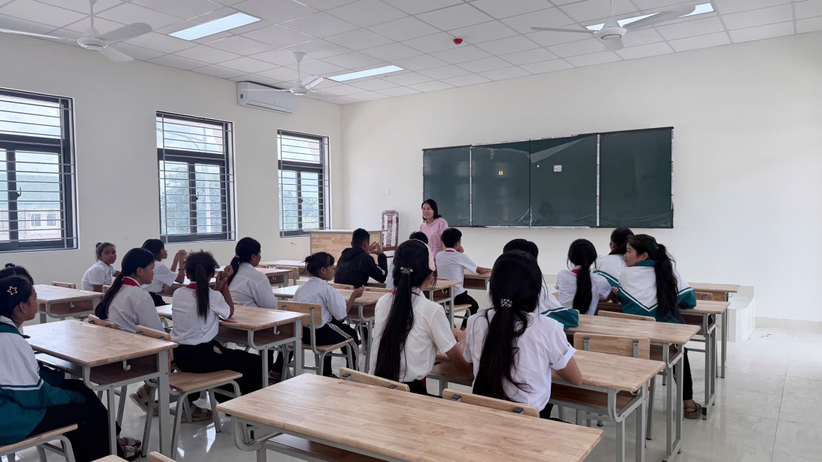 Giáo viên và học sinh các xã vùng biên và giáp biên giới tỉnh Đắk Lắk phấn khởi trong ngôi trường mới.