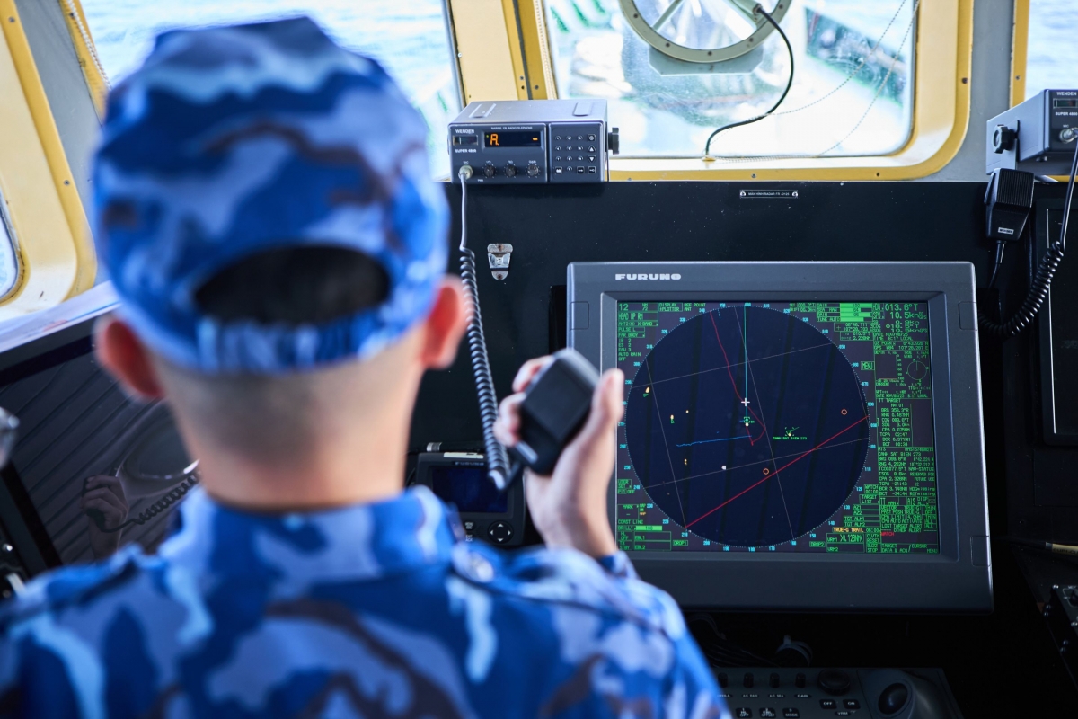 Nhiều tàu Cảnh sát biển được trang bị radar, hệ thống nhận dạng tự động AIS, camera quan sát tầm xa và các thiết bị kết nối dữ liệu với hệ thống VMS quốc gia