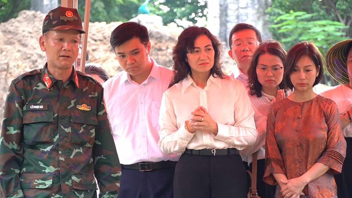 Thứ trưởng Bộ Công Thương Phan Thị Thắng cùng đoàn công tác đến đến thăm, tặng quà và động viên các lực lượng tìm kiếm quy tập hài cốt liệt sĩ tại Công viên Lê Thị Riêng. (Ảnh: BTL TP.HCM)