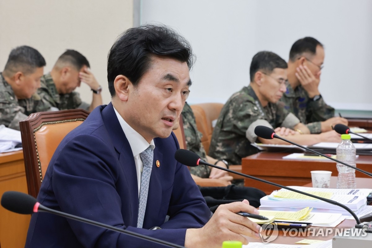 Bộ trưởng Quốc phòng Hàn Quốc Ahn Gyu-backtrả lời chất vấn trước Ủy ban Quốc phòng Quốc hội ngày 20-8. Ảnh Yonhap