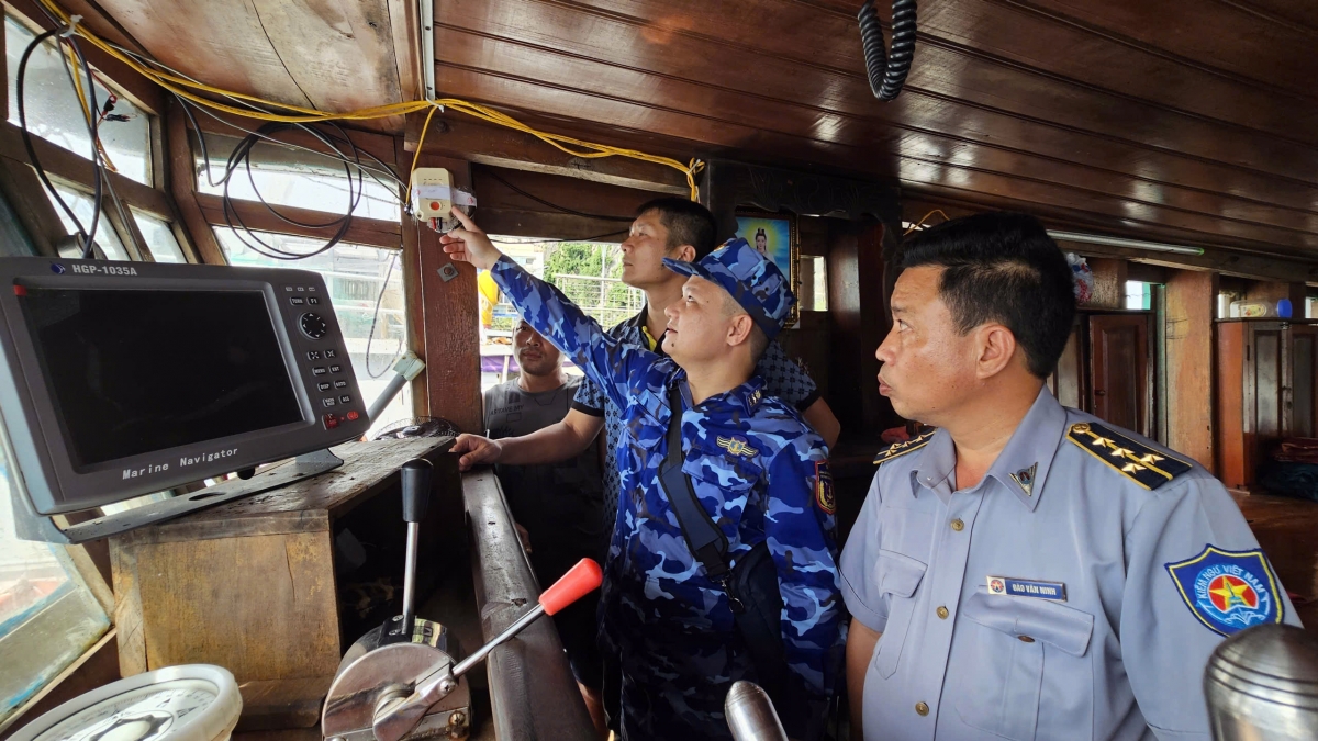 BTL Vùng Cảnh sát biển 1 bàn giao trang thiết biij trên tàu cá cho Sở Nông nghiệp và Môi trường tỉnh Quảng Ninh