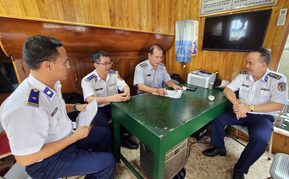 Đại diện Sở Nông nghiệp và Môi trường tỉnh Quảng Ninh ký nhận bàn giao tàu cá và thuyền viên