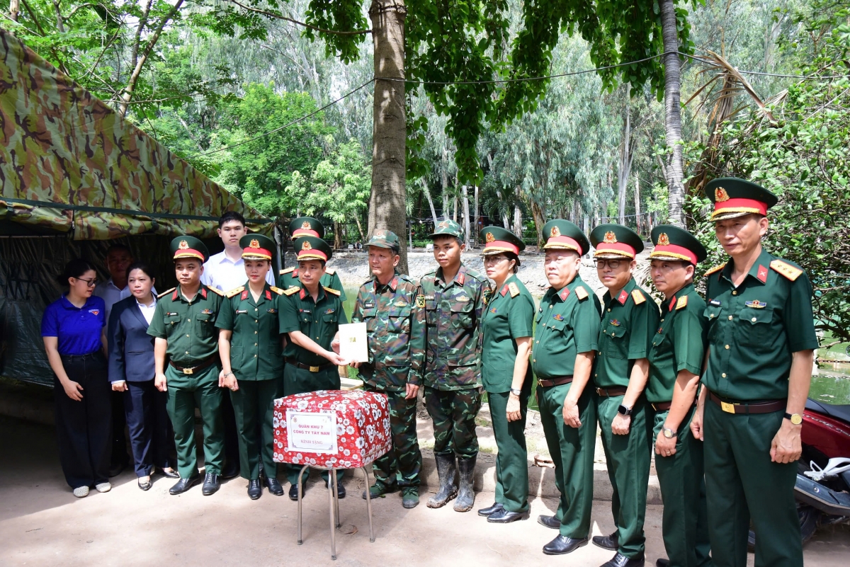 Đoàn đại biểu của Công ty Tây Nam, Quân khu 7 đến thăm, động viên và trao quà cho các lực lượng đang làm nhiệm vụ tại đây. (Ảnh: BTL TP.HCM)