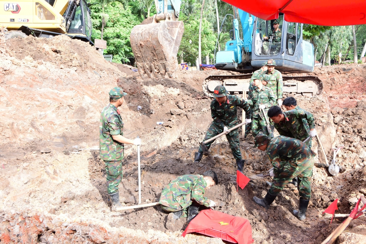 Trong ngày, lực lượng làm nhiệm vụ đã đào và di dời khoảng 250 m³ đất, mở rộng phạm vi tìm kiếm. (Ảnh: BTL TP.HCM)