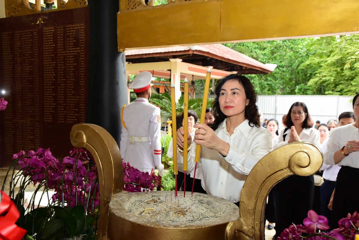 Trước đó, Thứ trưởng Bộ Công Thương Phan Thị Thắng và đoàn đại biểu dâng hoa, dâng hương tưởng niệm cố Tổng Bí thư Trần Phú và các Anh hùng liệt sĩ. (Ảnh: BTL TP.HCM)