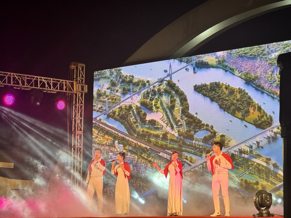 Với nhiều ca khúc, giai điệu hào hùng, chương trình nghệ thuật "Từ mùa thu độc lập" mang đến cho khán giả những màn trình diễn ấn tượng.
