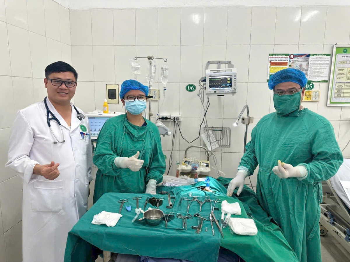 Bác sĩ Phùng Văn Phương, Trưởng khoa Hồi sức tích cực- Chống độc, Bệnh viện đa khoa Gia Lâm (bên trái ảnh) 
