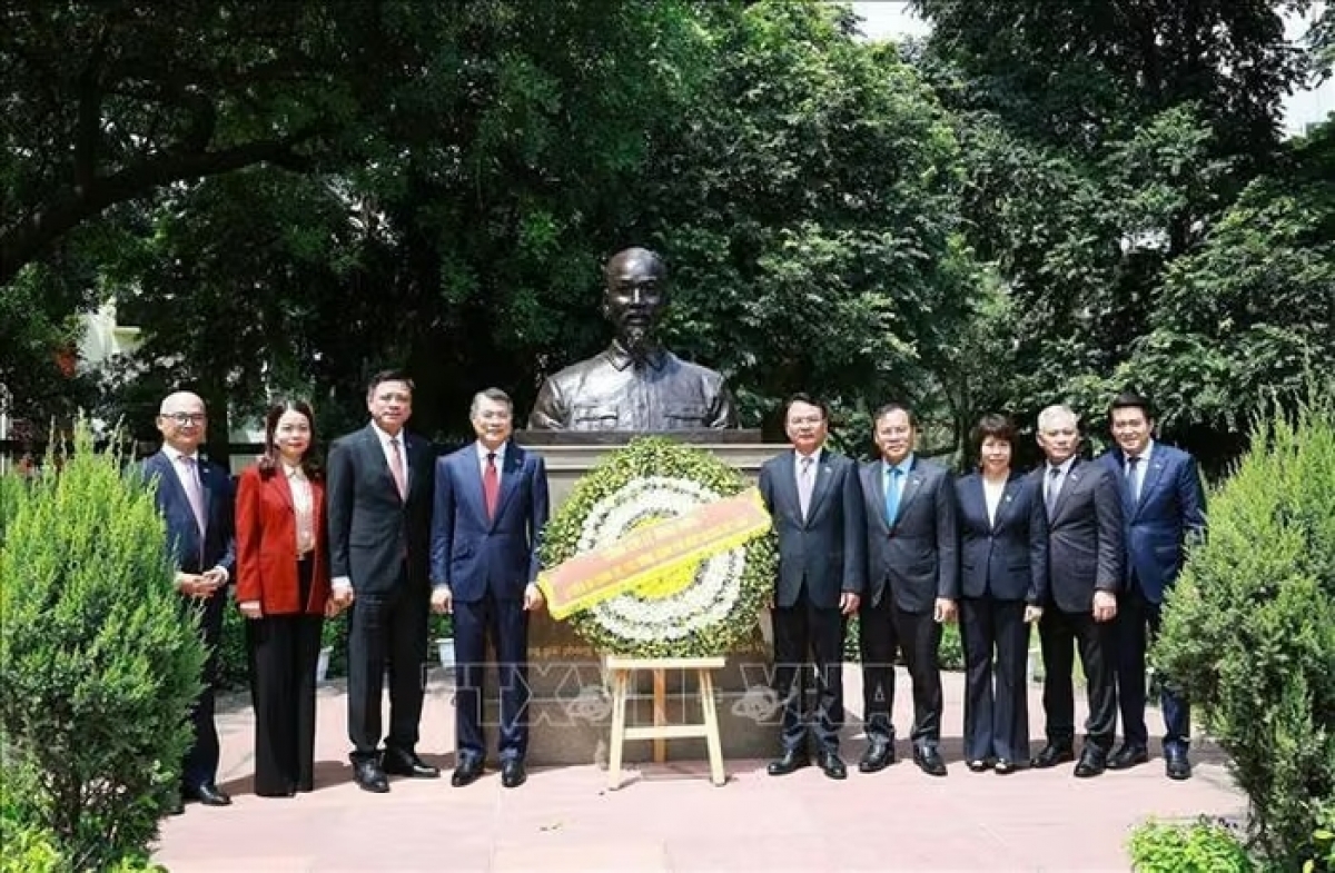 Thủ tướng Lê Minh Hưng và đại biểu tại Tượng Chủ tịch Hồ Chí Minh ở thủ đô New Delhi. Ảnh: Dương Giang – TTXVN