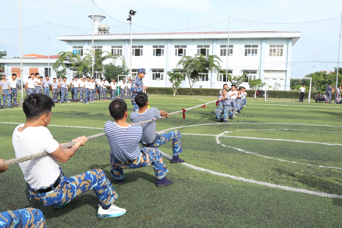 Các đội thi trong khu vực Căn cứ Quân sự Long Sơn tranh tài ở nội dung kéo co