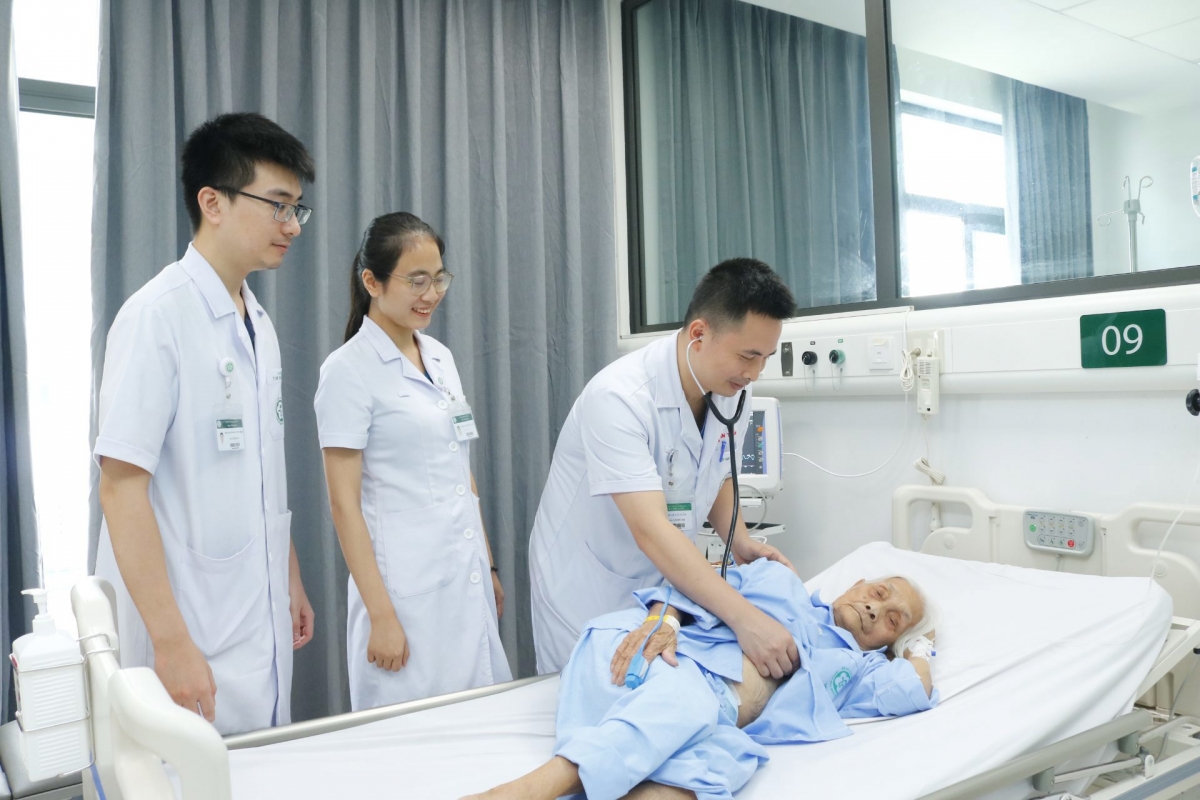 Bệnh viện Bạch Mai phẫu thuật thành công cứu sống người bệnh 97 tuổi mắc nhiều bệnh lý nặng