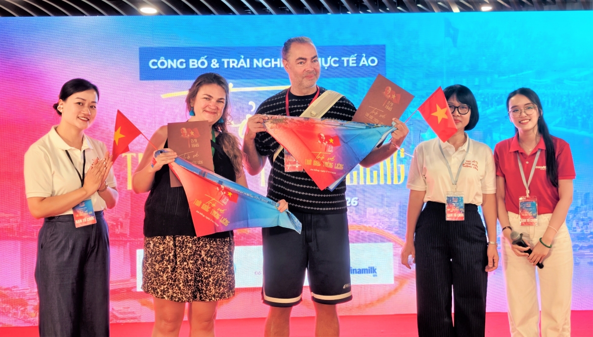 Người dân và du khách đến trải nghiệm Chương trình trở về thời khắc thiêng liêng.