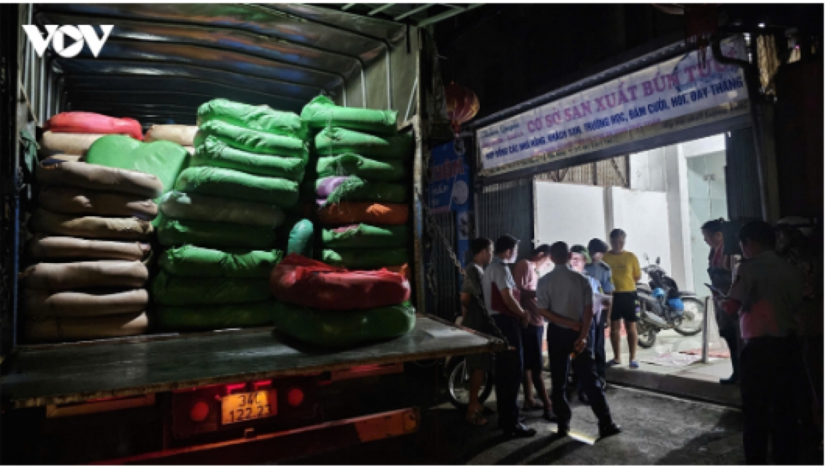 Hơn 7,6 tấn bột bún không rõ nguồn gốc bị lực lượng Quản lý thị trường Cao Bằng phát hiện, thu giữ khi đang trên đường lưu thông về nội địa
