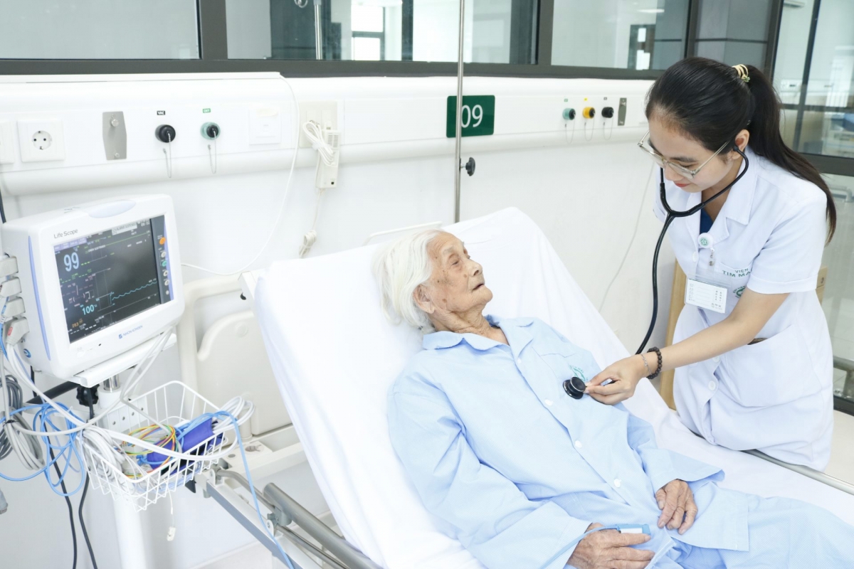 Bác sĩ Bệnh viện Bạch Mai cơ sở Ninh Bình thăm khám cho bệnh nhân