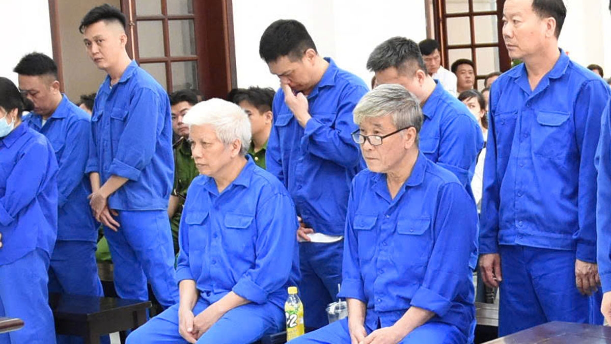 Ông Bùi Thế Hùng (ngồi bên phải), cựu Viện trưởng Pháp y tâm thần Trung ương Biên Hòa tại tòa