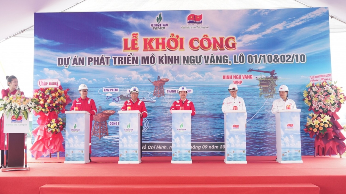 Lãnh đạo PVEP, PVEP-HCM và Vietsovpetro thực hiện nghi thức Khởi công Dự án phát triển mỏ Kình Ngư Vàng, Lô 01/10&amp;02/10.