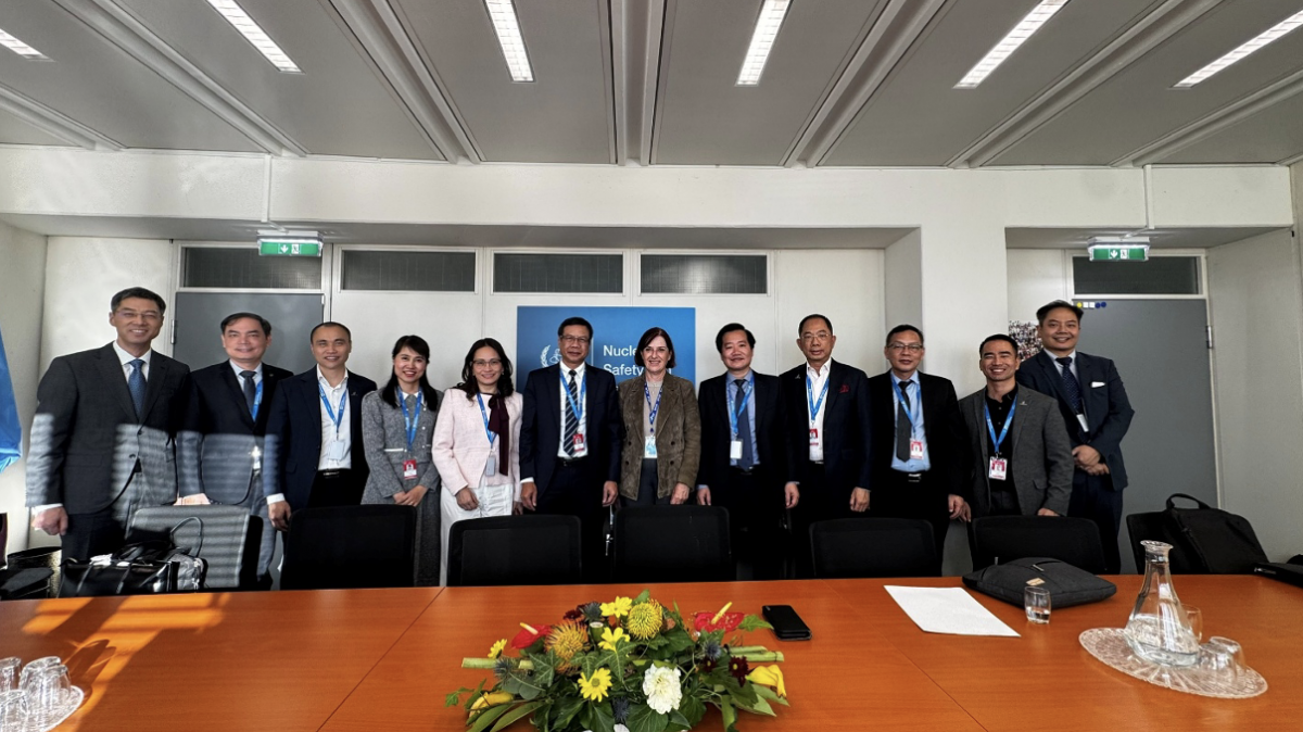 Bà Karine Herviou, Phó Tổng Giám đốc IAEA phụ trách An toàn và An ninh hạt nhân, chụp ảnh lưu niệm với Đoàn Việt Nam