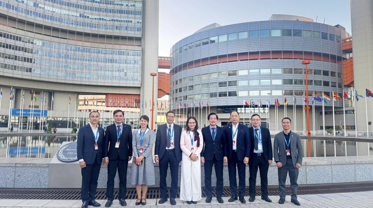 Đoàn Việt Nam chụp ảnh lưu niệm tại trụ sở IAEA