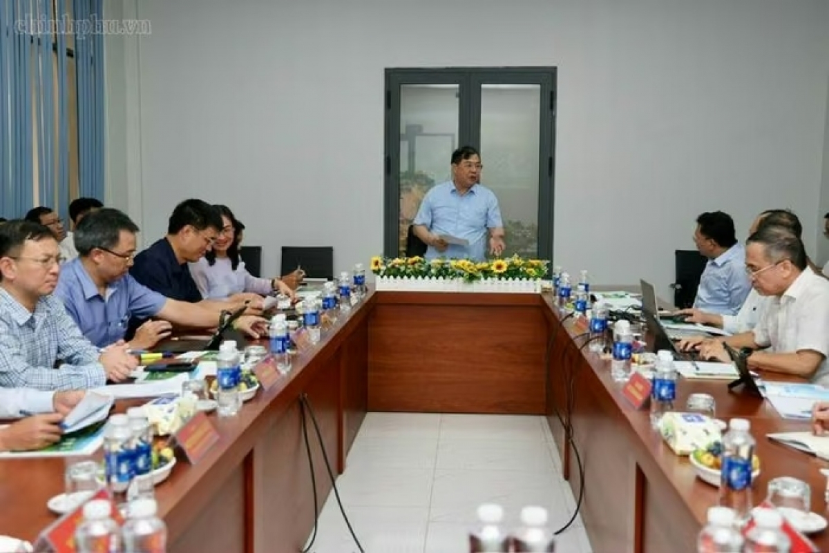 Phó Thủ tướng Thường trực Chính phủ Phạm Gia Túc làm việc về tiến độ triển khai Dự án Nhà máy điện khí LNG Hiệp Phước - Ảnh: chinhphu.vn/Phương Nguyên