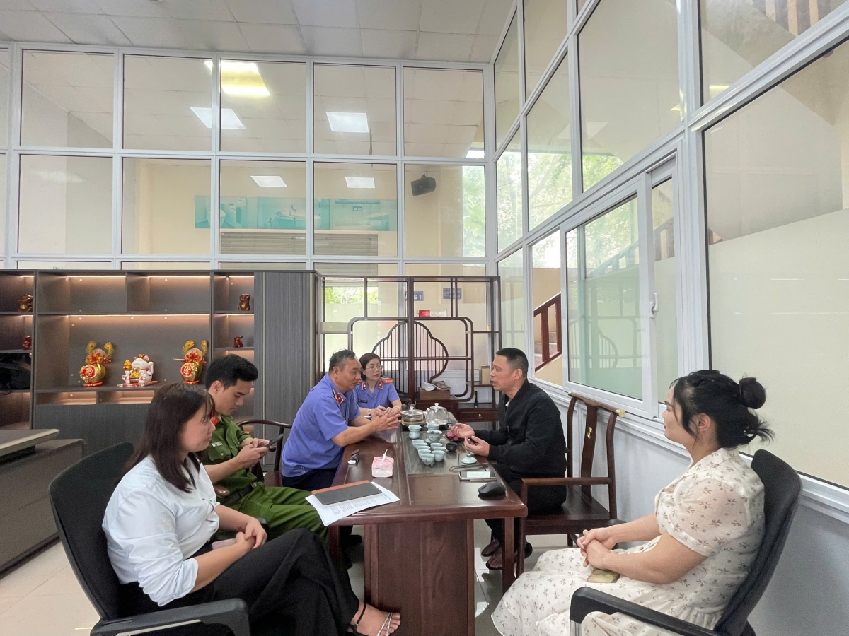 Đại diện VKSND khu vực VI làm việc với doanh nghiệp vi phạm và người dân xã Hà Trung