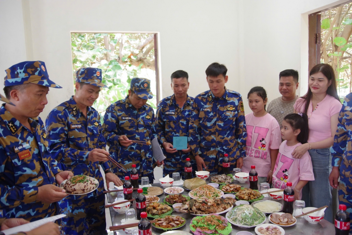 Chấm thi bữa cơm thắm tình quân dân do chị em phụ nữ đảo Trường Sa thể hiện nhân Ngày Phụ nữ Việt Nam