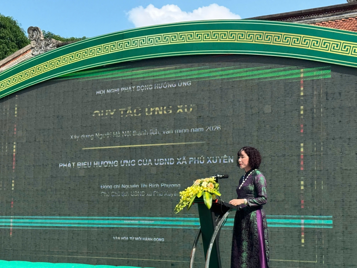 Bà Nguyễn Thị Bích Phượng, Phó Chủ tịch UBND xã Phú Xuyên, Hà Nội phát biểu tại Hội nghị.