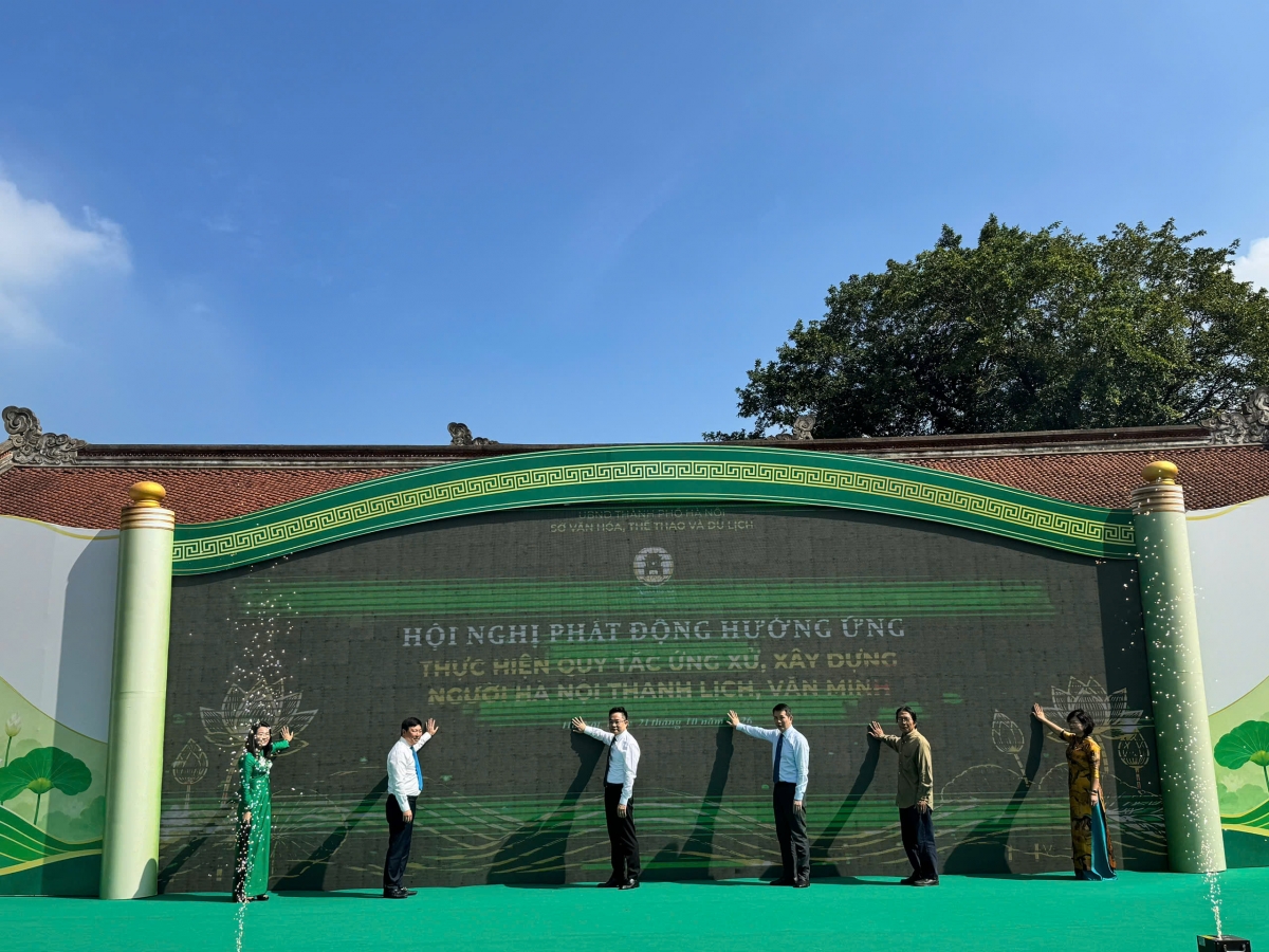 Các lãnh đạo, đại biểu thực hiện nghị thức phát động triển khai thực hiện Quy tắc ứng xử, xây dựng người Hà Nội thanh lịch, văn minh năm 2026.