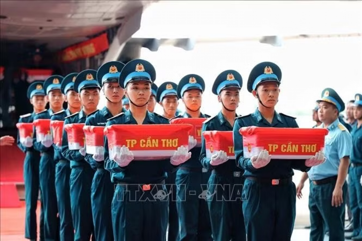 Các thùng chứa mẫu sinh phẩm hài cốt liệt sĩ được đưa ra khỏi máy bay để thực hiện quy trình tiếp nhận, bàn giao. Ảnh: Phạm Tuấn Anh/TTXVN