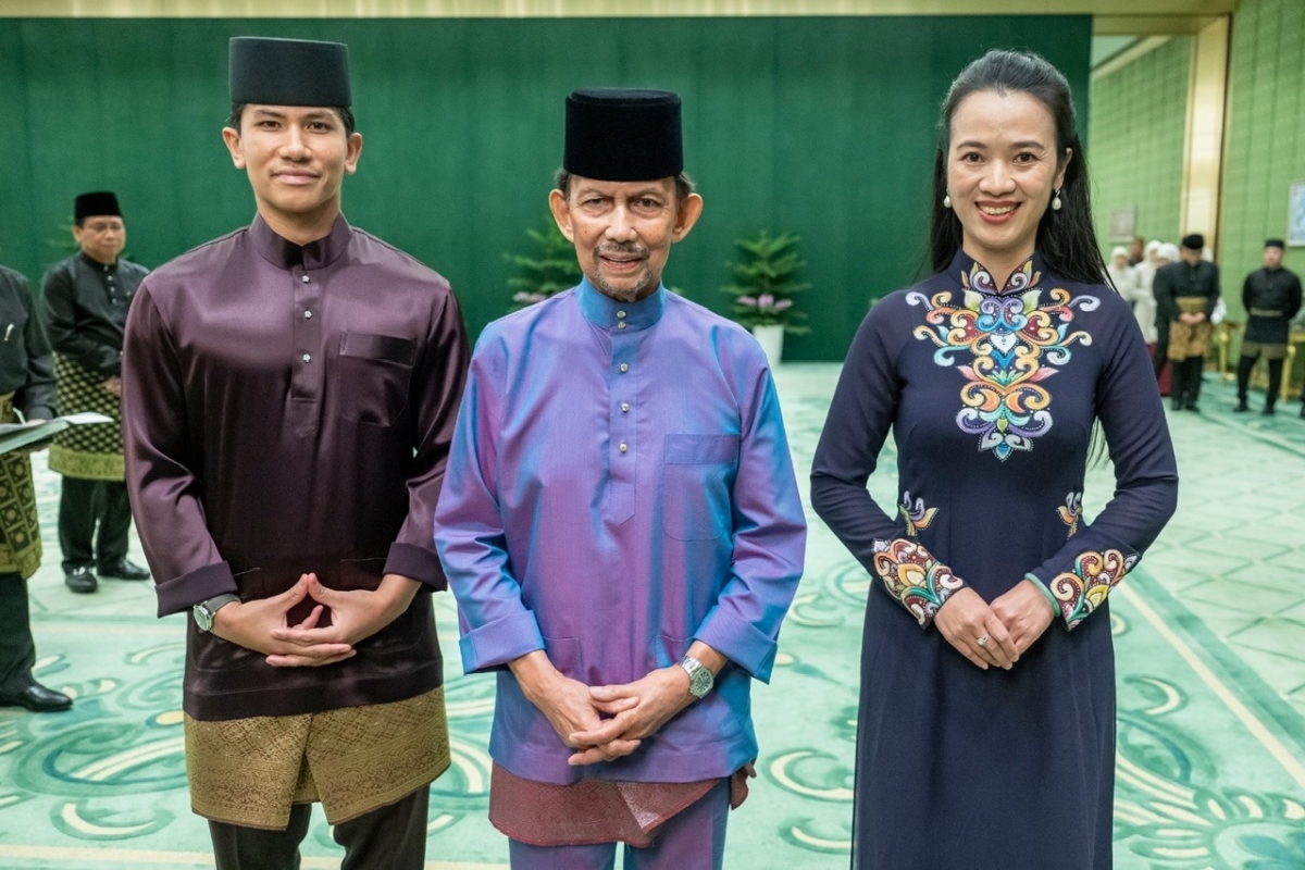 Quốc vương Haji Hassanal Bolkiah và Hoàng tử Abdul Mateen, Bộ trưởng Ngoại giao Brunei chụp ảnh lưu niệm cùng Đại sứ Việt Nam tại Brunei Đỗ Thùy Dương