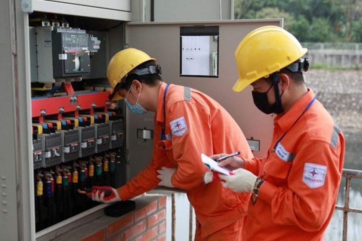 Phó Thủ tướng yêu cầu EVN khẩn trương rà soát, tính toán, tiết kiệm tối đa chi phí
để có phương án giảm giá bán lẻ điện bình quân nhằm hỗ trợ, bảo đảm an sinh xã hội     cho người dân, doanh nghiệp.