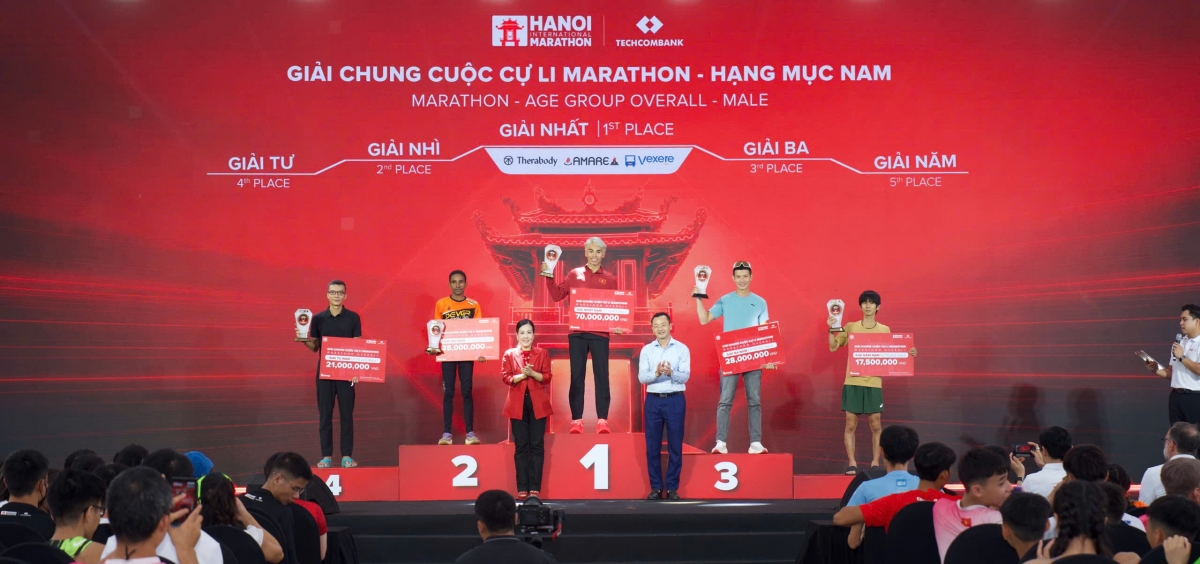 Ông Phạm Xuân Tài, Phó Giám đốc Sở Văn hóa, Thể thao và Du lịch Thành phố Hà Nội và Bà Thái Minh Diễm Tú – Giám đốc Khối Tiếp thị Ngân hàng Techcombank, đại diện Ban tổ chức trao giải chung cuộc cự ly Marathon hạng mục nam.