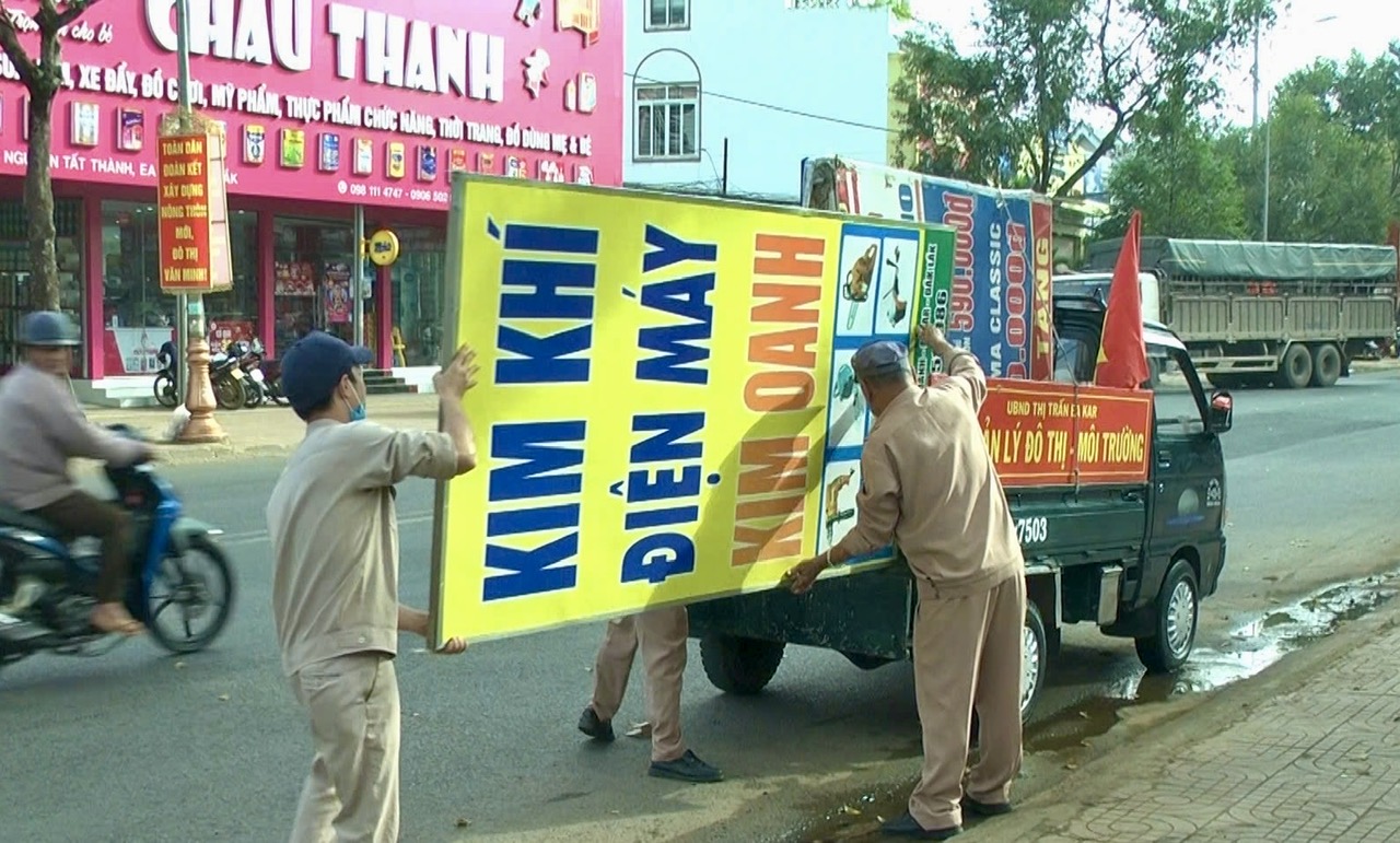 Các đội trật tự đô thị  đẩy mạnh kiểm tra, xử lý các hành vi vi phạm như lấn chiếm lòng, lề đường