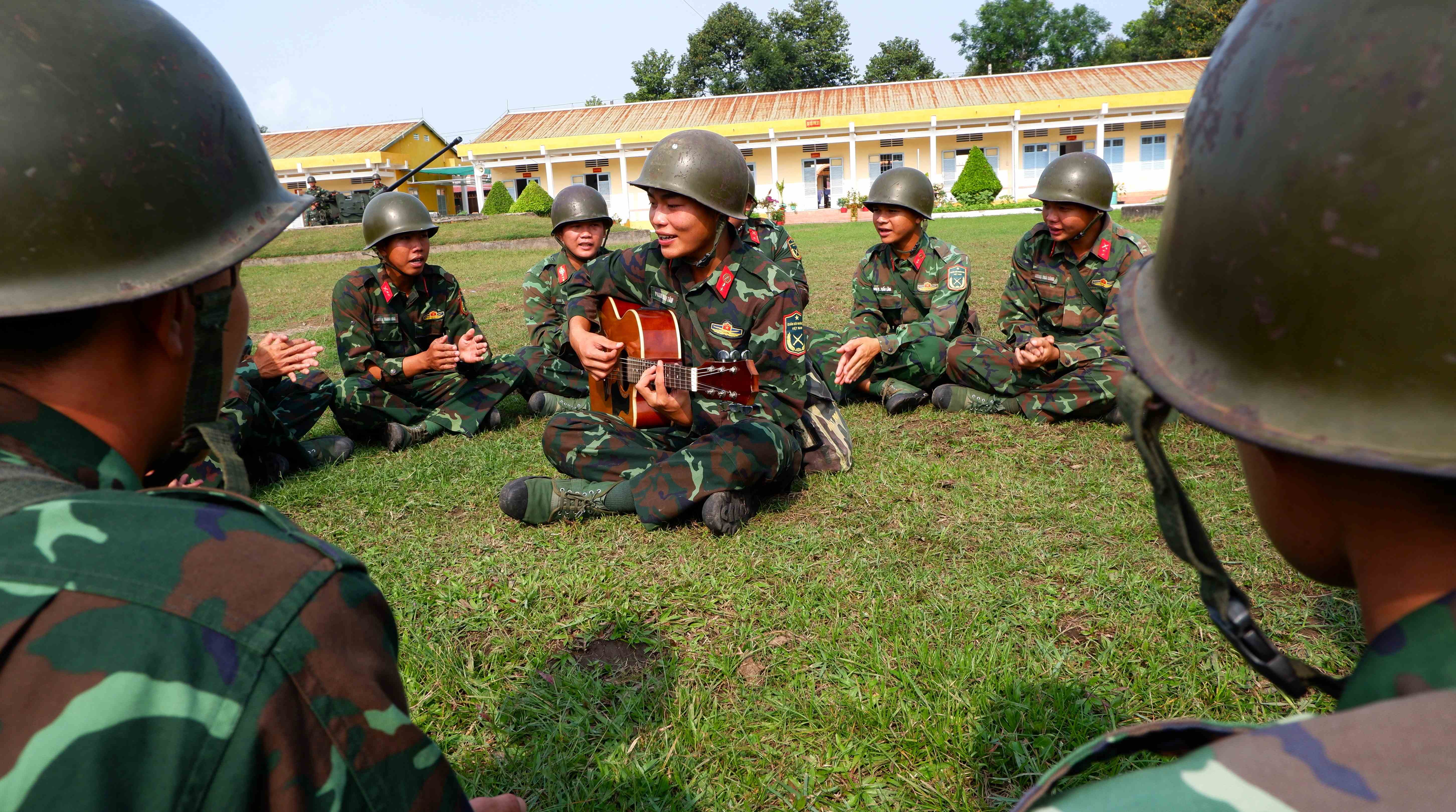 Giờ giải lao của bộ, chiến sĩ  trên "trận địa canh trời" với những bài ca về người lính về quê hương, đất nước.