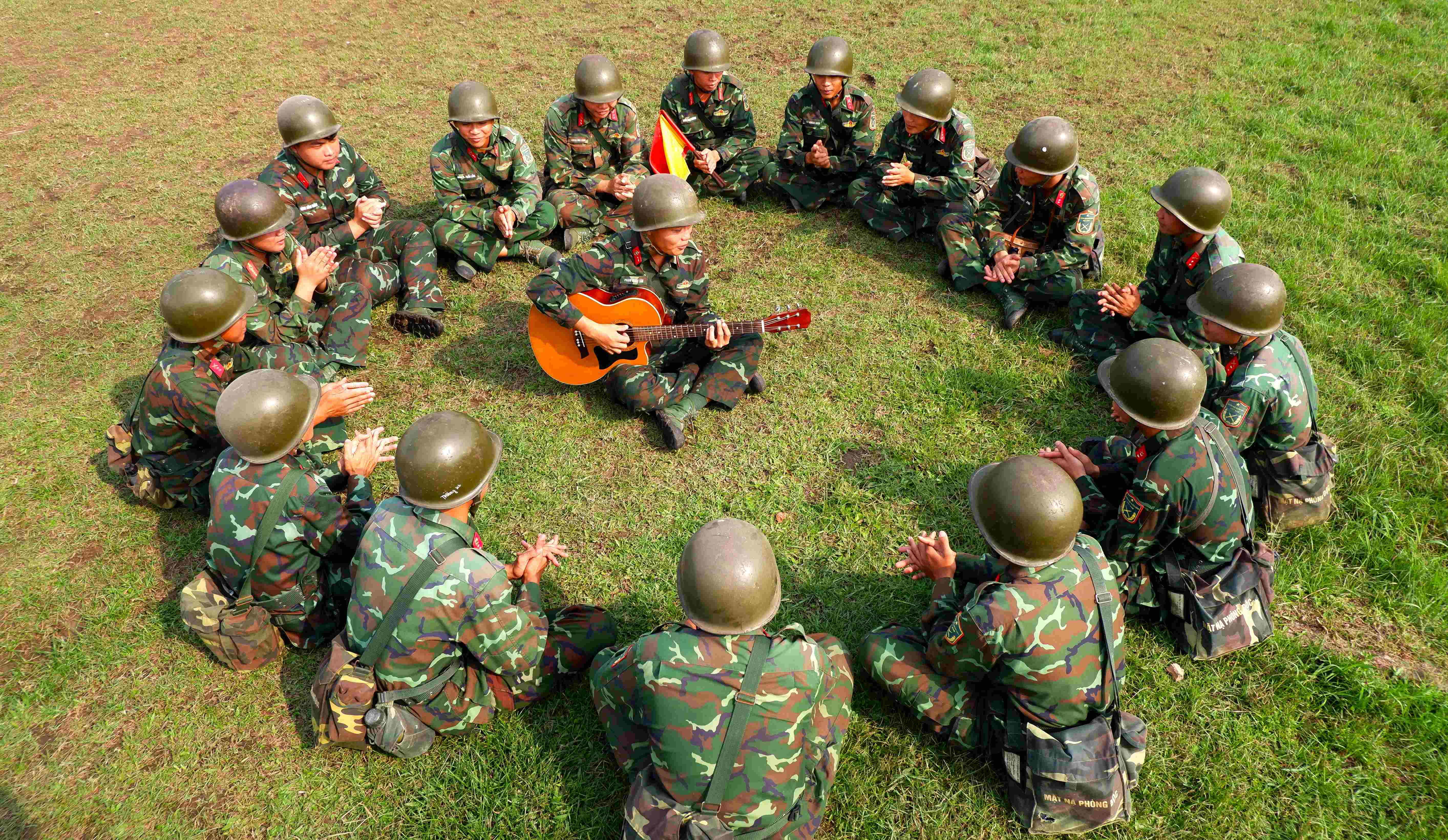 Sau mỗi nội dung huấn luyện, cùng với các hoạt động chào đón năm mới, mừng Đảng, mừng Xuân Ất Tỵ 2025, cán bộ, chiến sĩ thường xuyên nâng cao tinh thần cảnh giác, sẵn sàng chiến đấu cao, bảo vệ vùng trời Tây Đô của Tổ quốc.