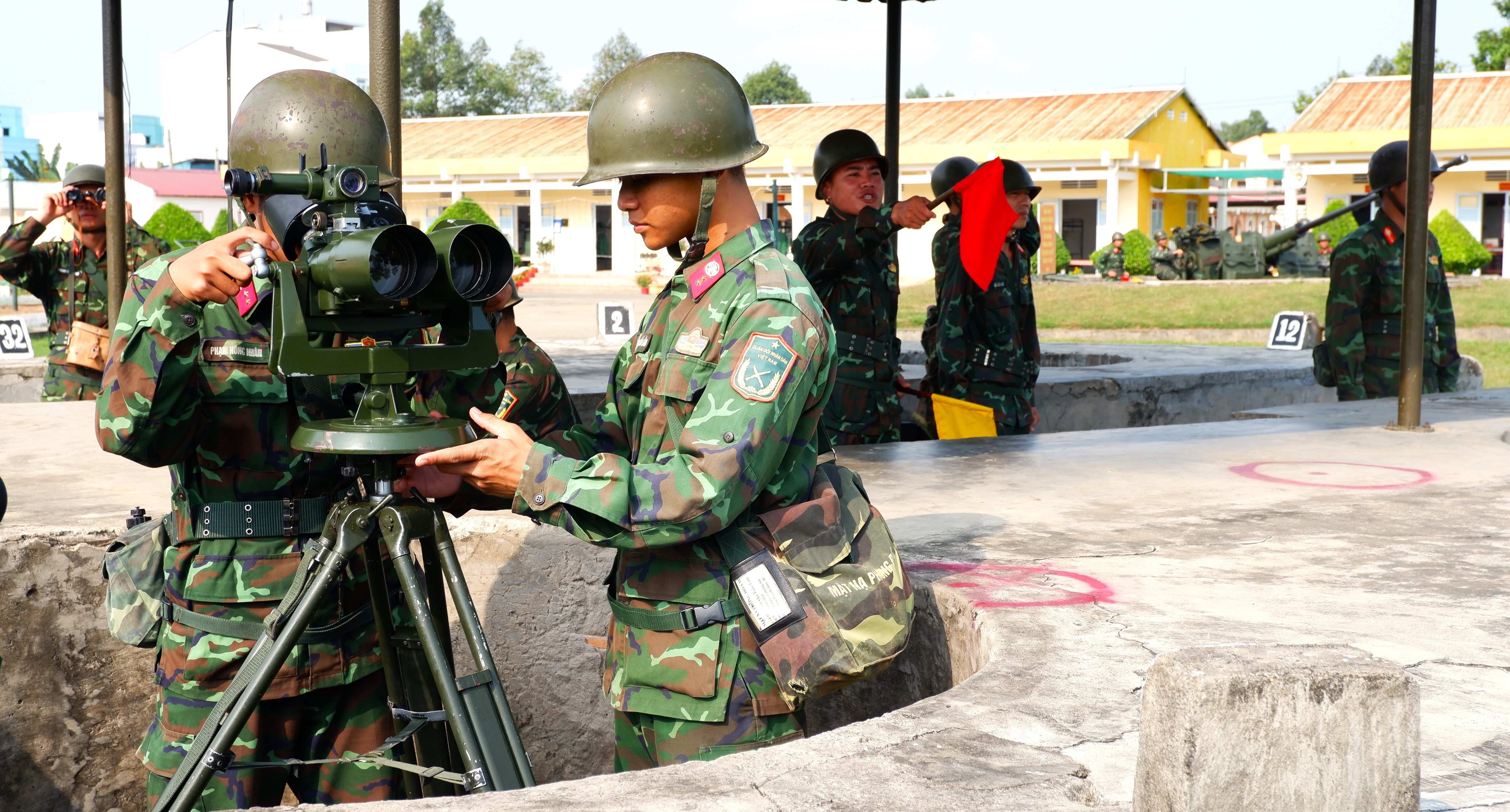 Bộ phận trinh sát sục sạo tìm kiếm liên tục tình hình.