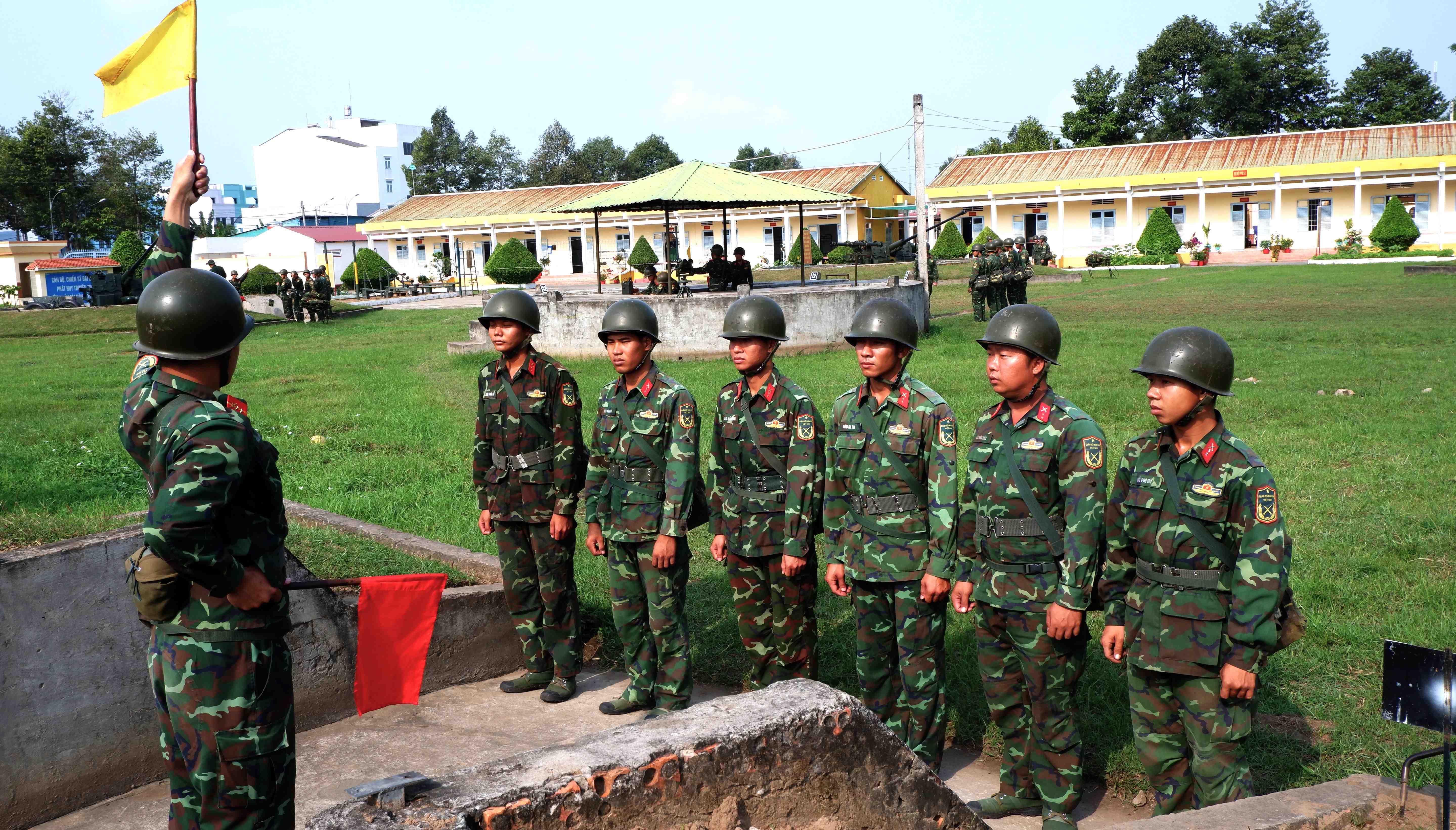 Chỉ trong chớp nhoáng, các số pháo thủ đã có mặt đầy đủ các mâm pháo

 