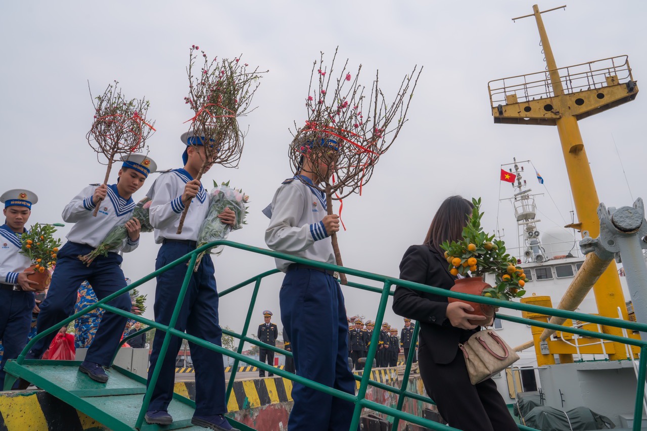 Mang Xuân đến với đảo xa