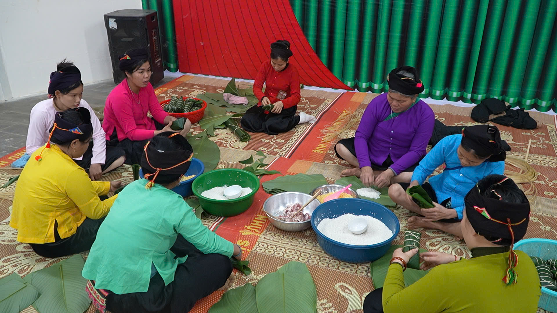 Bà con Làng Nủ quây quần gói bánh chưng